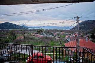 Гостевой дом Guesthouse Skadar Lake Вирпазар Номер с кроватью размера "king-size" и видом на озеро-7